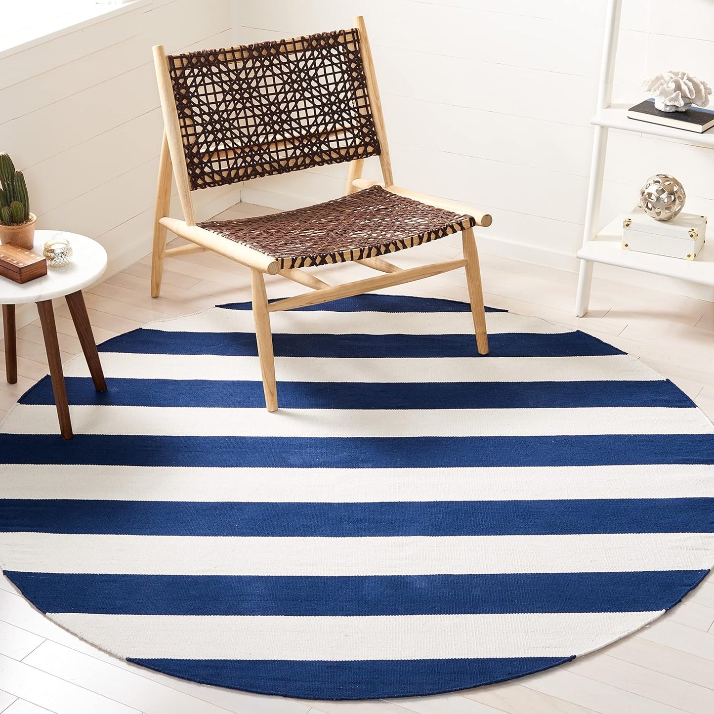 SAFAVIEH Montauk Collection Area Rug - 4' Round, Black & Ivory, Handmade Flatweave Cotton, Woven Texture, Farmhouse Stripe Pattern, Ideal for Living Room, Foyer, Bedroom, Dining Space (MTK712D)