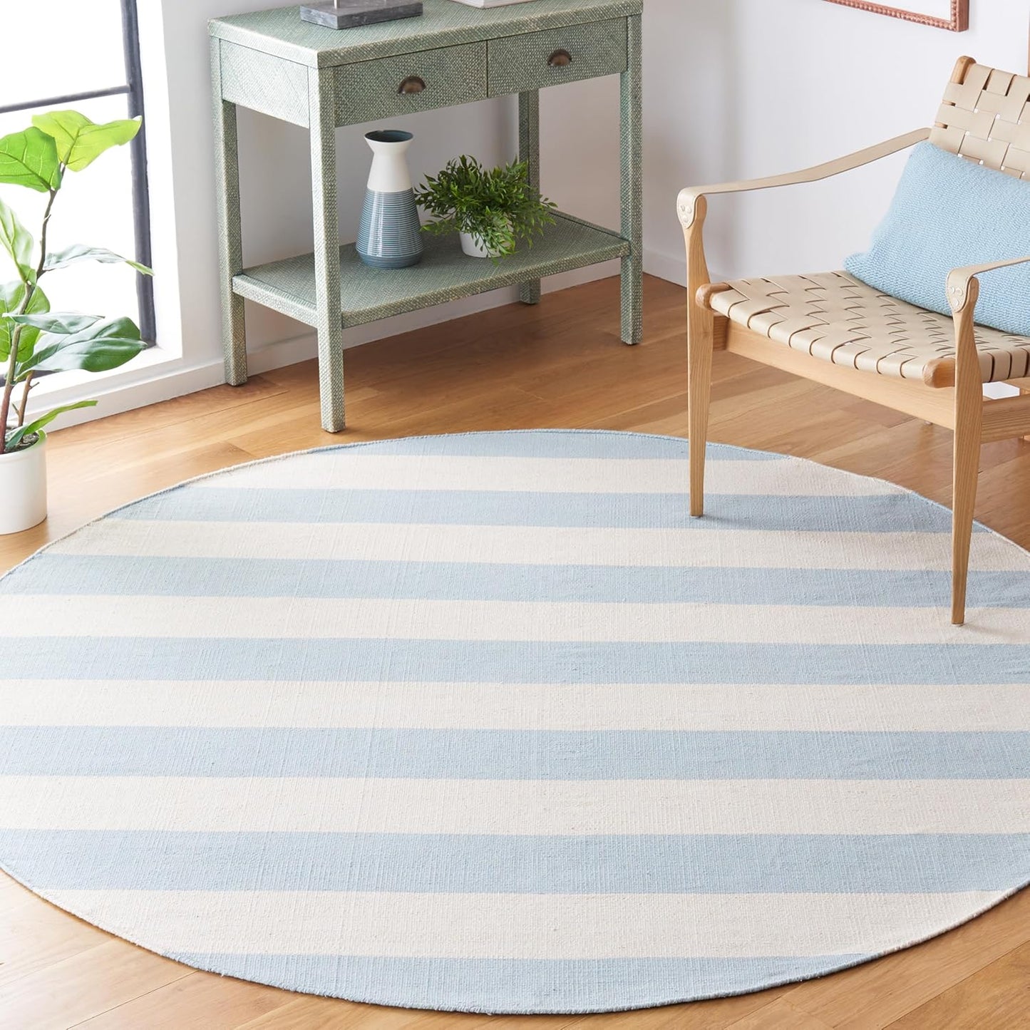 SAFAVIEH Montauk Collection Area Rug - 4' Round, Black & Ivory, Handmade Flatweave Cotton, Woven Texture, Farmhouse Stripe Pattern, Ideal for Living Room, Foyer, Bedroom, Dining Space (MTK712D)