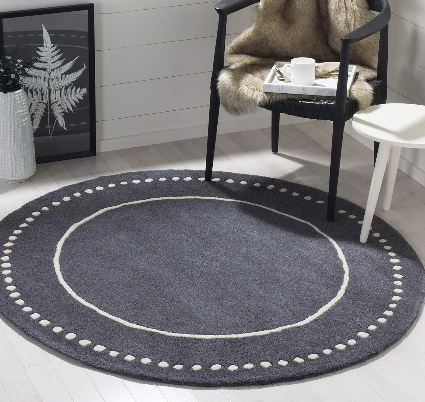 SAFAVIEH Bella Collection Area Rug - 5' Round, Black & Ivory, Handmade Dotted Border Wool, Ideal for High Traffic Areas in Living Room, Bedroom (BEL151E)